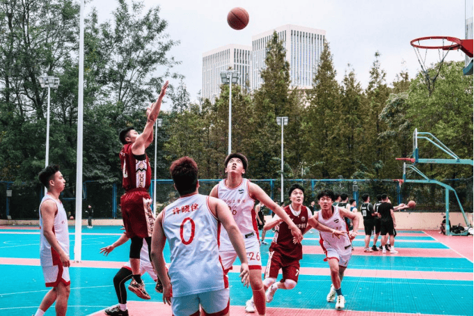 包含当地青年篮球赛精彩继续，小球员积极表现的词条